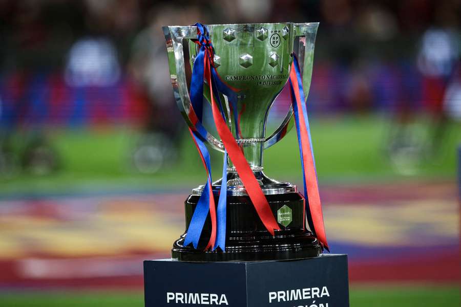 El trofeo de campeón de LaLiga, con los colores del campeón de la 25/26