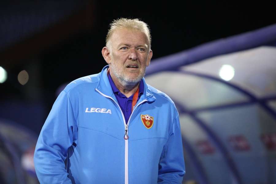 Robert Prosinecki giving instructions as a coach