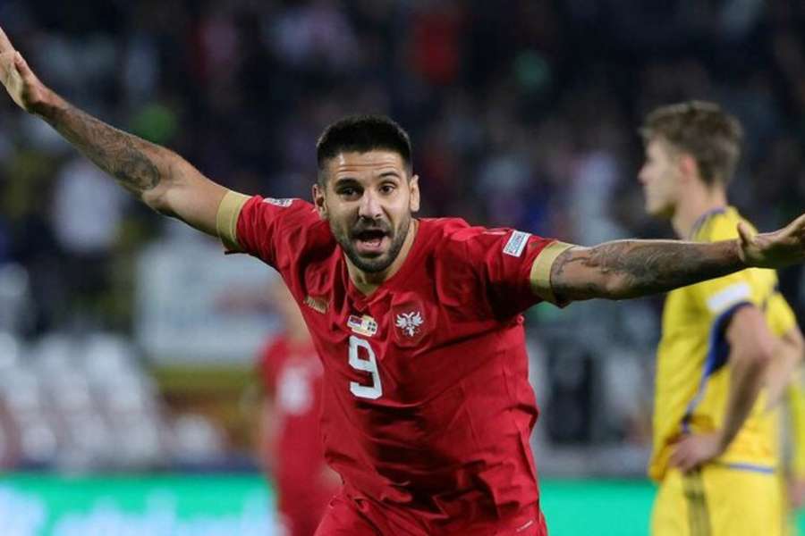 Mitrovic faz três e ajuda Sérvia em goleada de 4 a 1 sobre uma lamentável Suécia