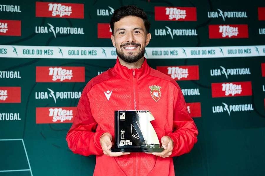 Bruno Pereira com o prémio de golo do mês da Liga 2