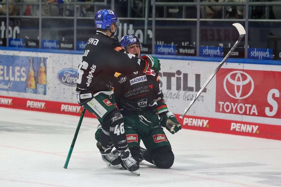 Moritz Elias (r.) jubelt für Augsburg