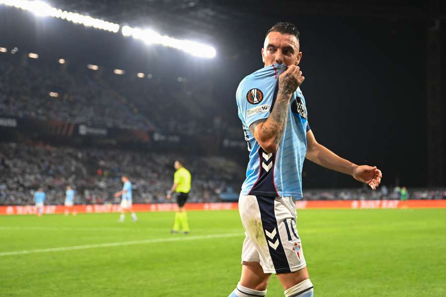 Iago Aspas, besando el escudo