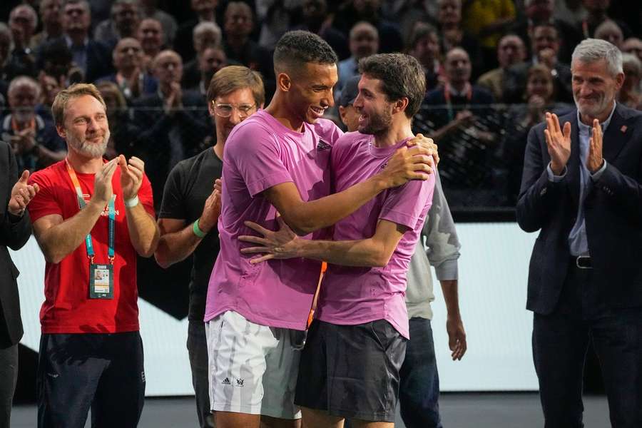 Auger-Aliassime breezes into Paris quarters as Simon says goodbye, Djokovic also advances