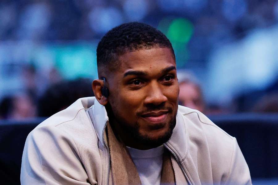 Anthony Joshua observa desde el ringside la pelea entre Justis Huni y Frazer Clarke