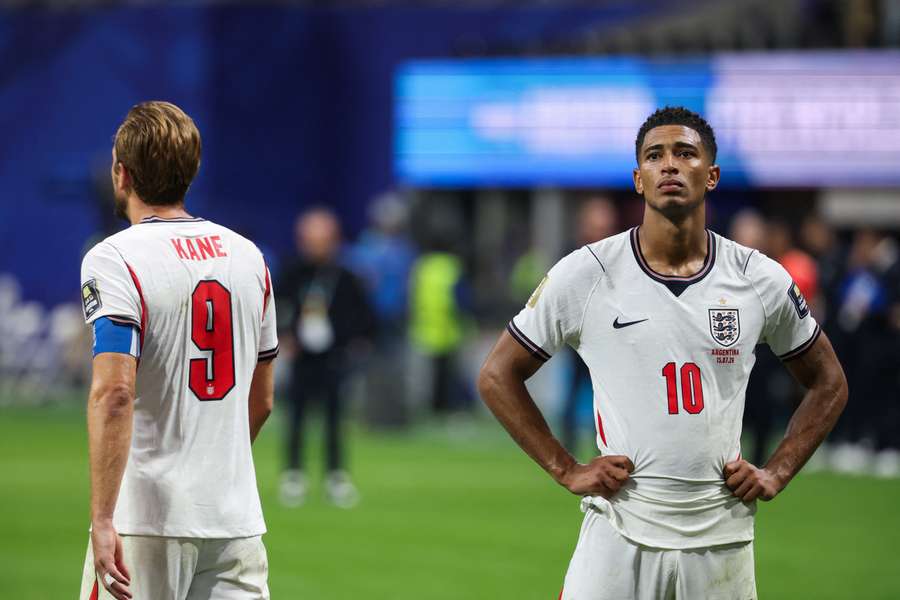 Jude Bellingham et Harry Kane, abattus après la défaite de l'Angleterre lors de la demi-finale de la Coupe du monde 2026 entre l'Angleterre et l'Argentine, le 15 juillet 2026 à Atlanta Jude Bellingham et Harry Kane, abattus après la défaite de l'Angleterre lors de la demi-finale de la Coupe du monde 2026 entre l'Angleterre et l'Argentine, le 15 juillet 2026 à Atlanta