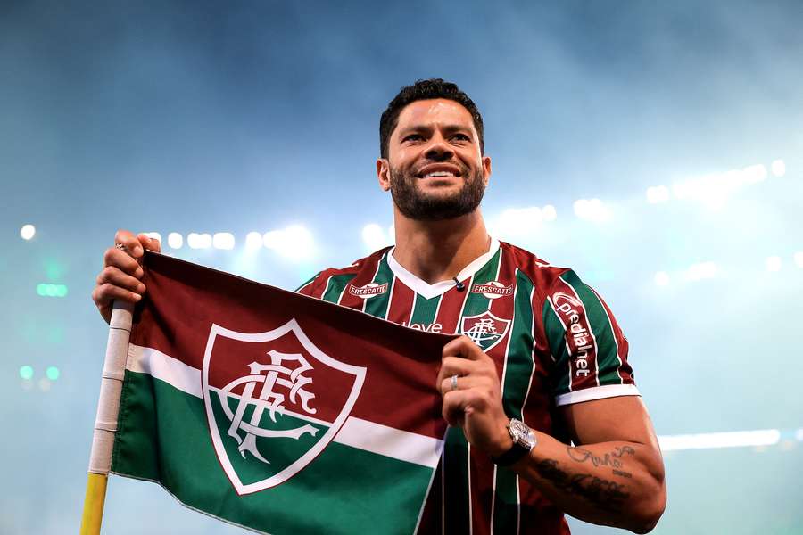 Hulk exibe o escudo do Fluminense em uma das bandeirinhas de escanteio do Maracanã Hulk exibe o escudo do Fluminense em uma das bandeirinhas de escanteio do Maracanã