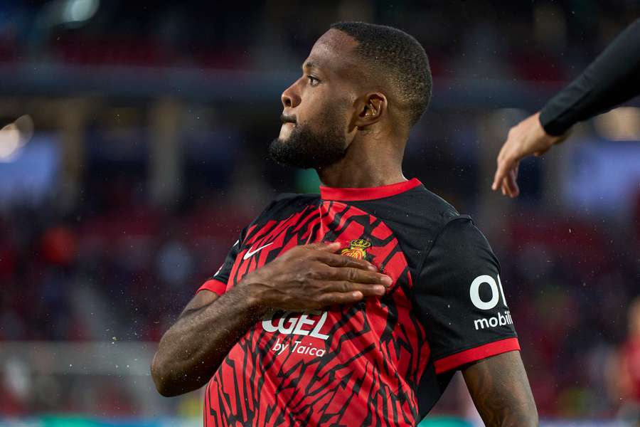 Cyle Larin foi o nome do jogo com dois gols