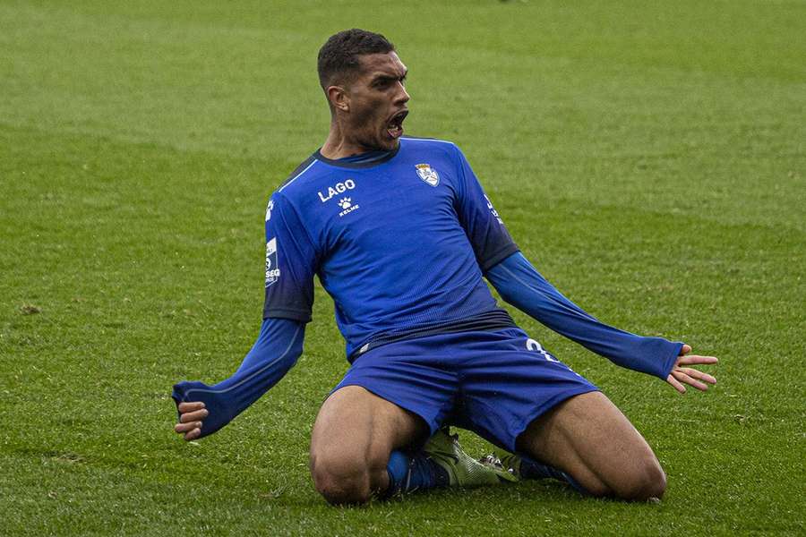 Jorge Teixeira ao serviço do Feirense Jorge Teixeira ao serviço do Feirense