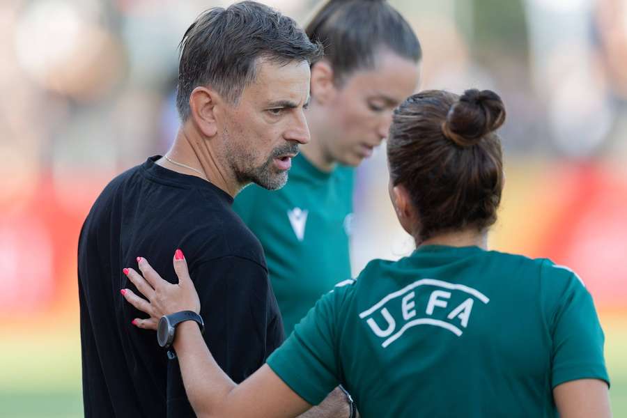 Frankfurt-Coach Arnautis (l.) hofft auf einen Coup in Paris