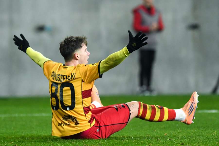 Niedziela z Ekstraklasą: Legia potyka się nawet o Niecieczę, Raków wraca z tarczą z Kielc Niedziela z Ekstraklasą: Legia potyka się nawet o Niecieczę, Raków wraca z tarczą z Kielc