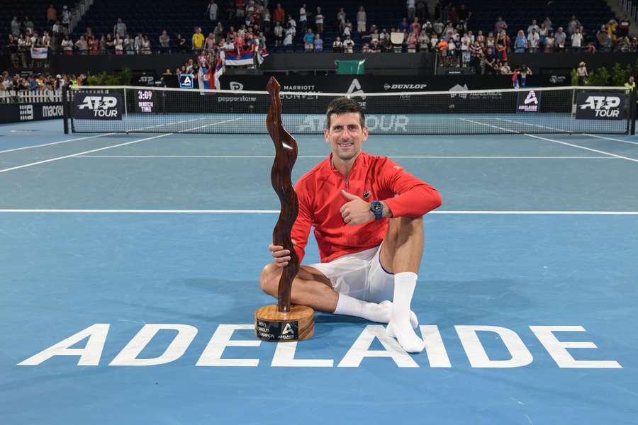Djokovic posa con el trofeo de campeón del torneo de Adelaida.