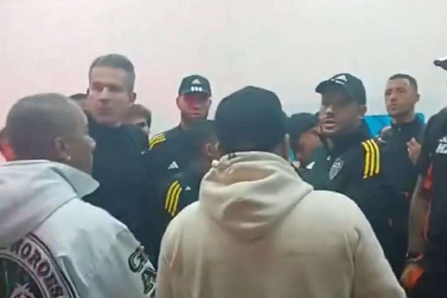 Hulk conversa com membros de organizada do Galo em chegada a Belo Horizonte