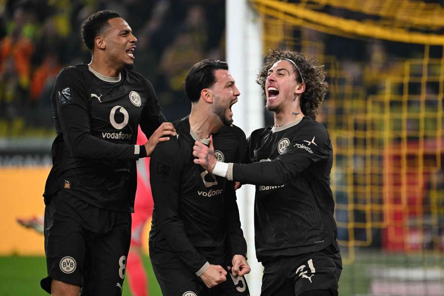 Dortmund proti Hamburku otočil z 0:2 na 3:2. 