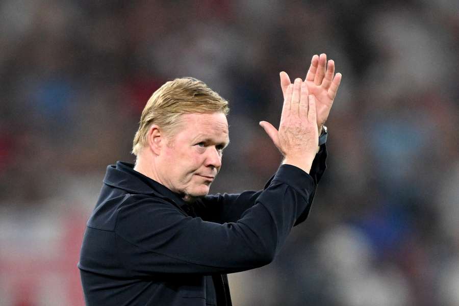 Koeman bedankt het publiek na de uitschakeling