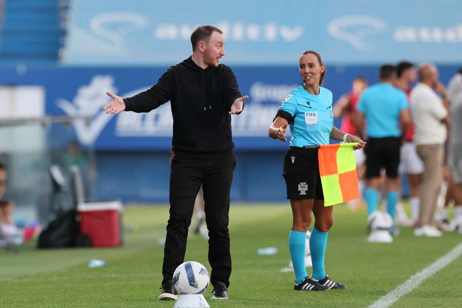Ian Cathro é o treinador do Estoril