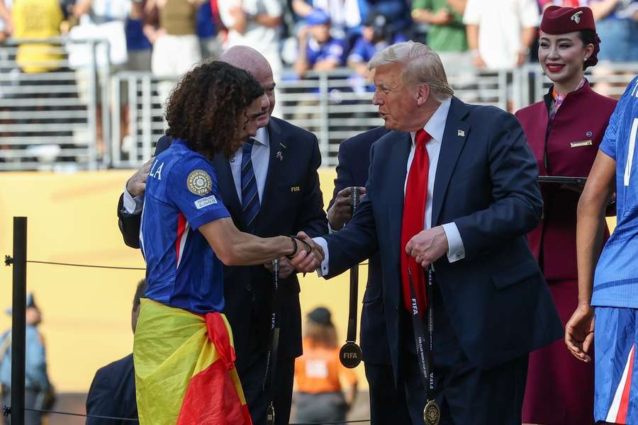 Cucurella saluda a Trump