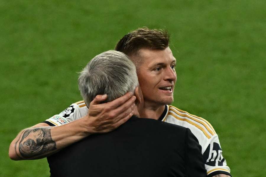 Kroos y Ancelotti se abrazan durante la celebración.