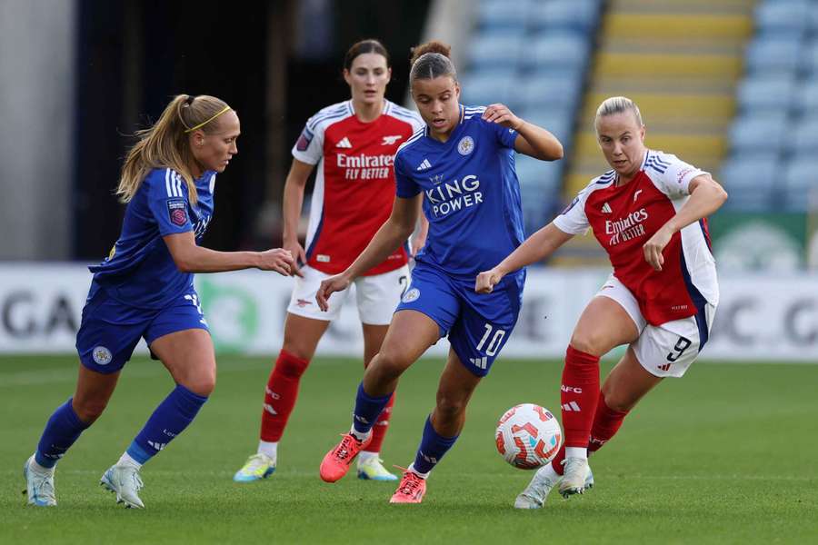 Noemie Mouchon, do Leicester City, em ação com Beth Mead, do Arsenal