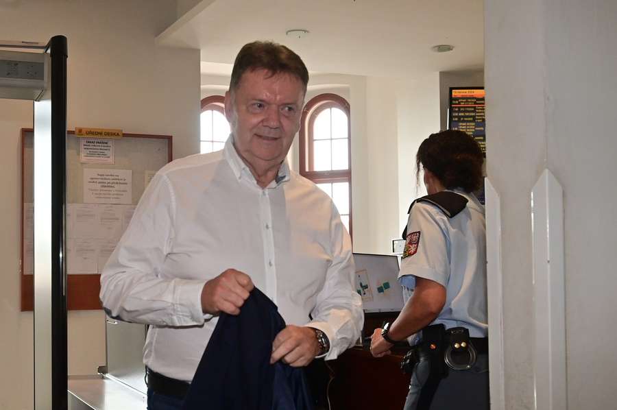 Roman Berbr se dostavil k okresnímu soudu v Plzni s úsměvem na tváři.