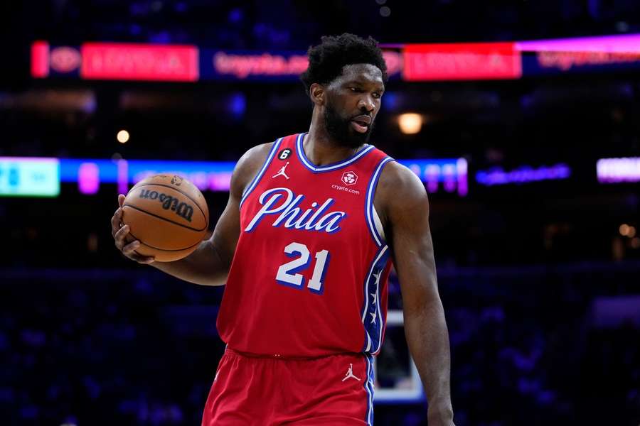 Joel Embiid v drese 76ers bol kľúčovým mužom duelu s Lakers.