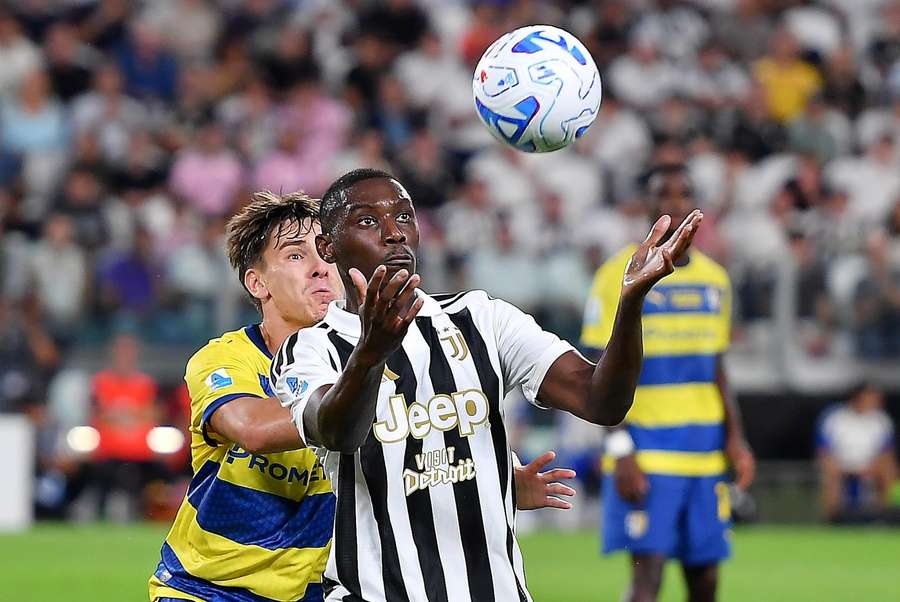Randal Kolo Muani chiede lumi direttamente al pallone Randal Kolo Muani chiede lumi direttamente al pallone