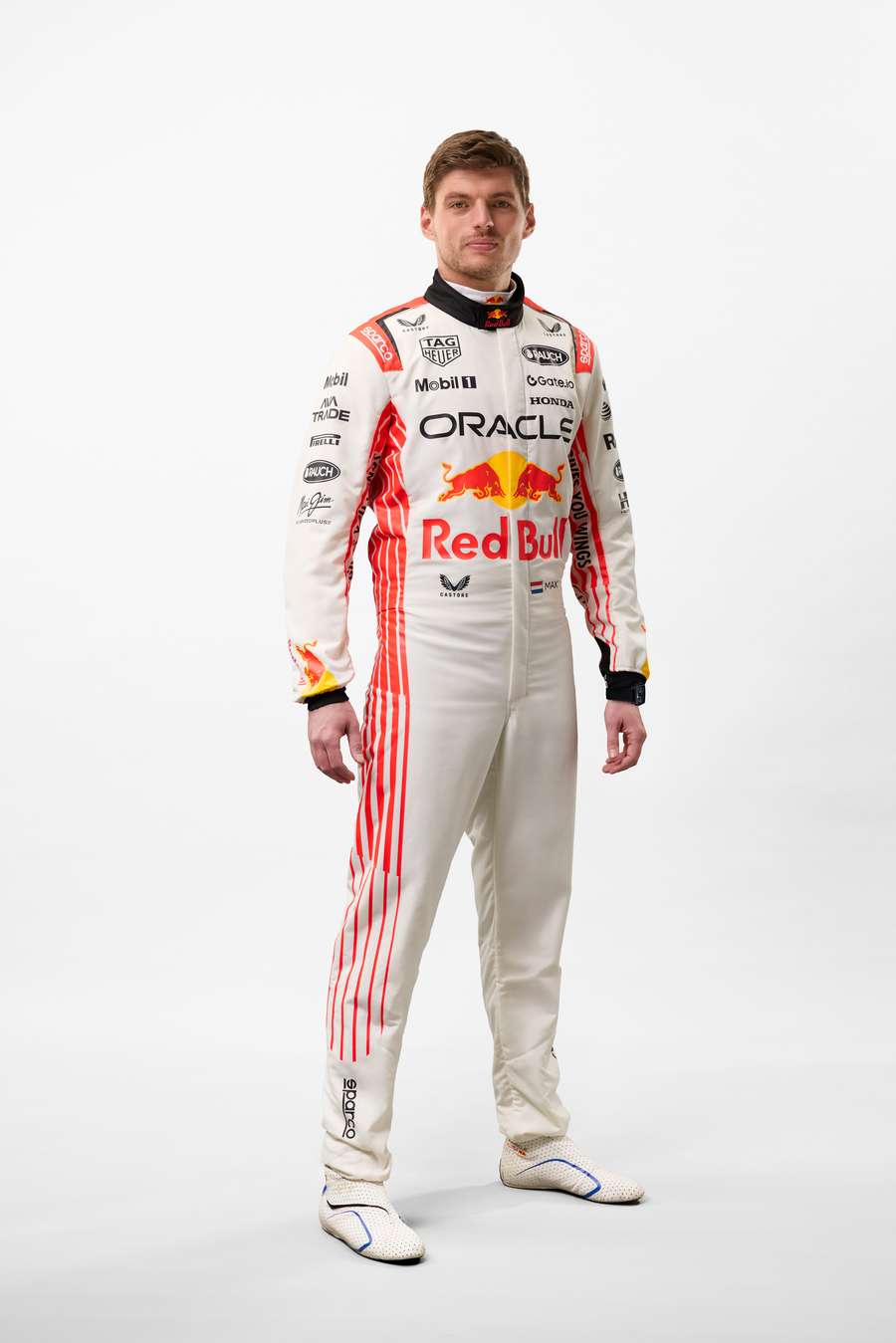 Verstappen în costumul său de curse de la Suzuka Verstappen în costumul său de curse de la Suzuka