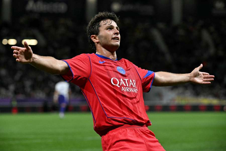 João Neves gana el partido. João Neves gana el partido.