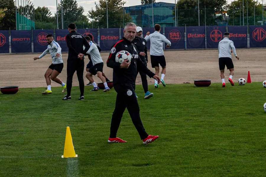 Reghecampf la primul antrenament la FCSB Reghecampf la primul antrenament la FCSB