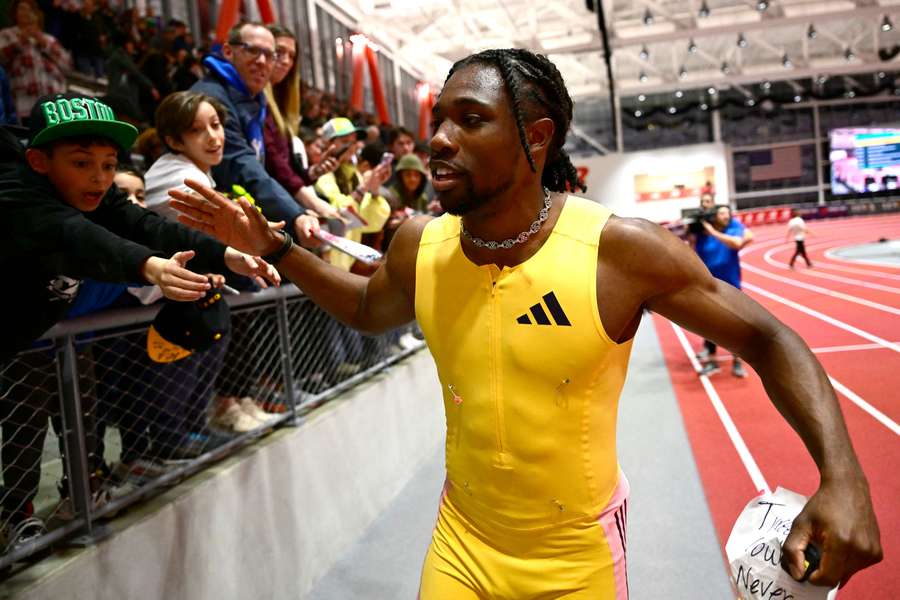 Noah Lyles saluda a la afición