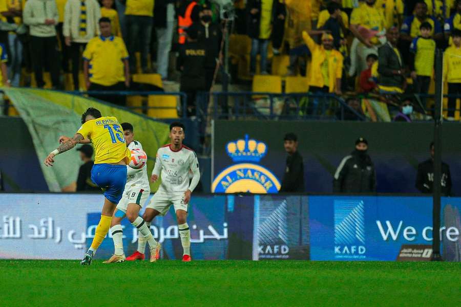 Alex Telles abriu o marcador com um golaço aos 43 minutos