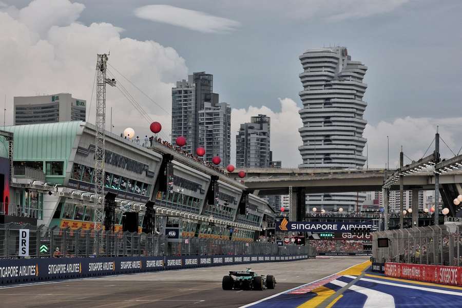 Alonso na okruhu v Singapuru.
