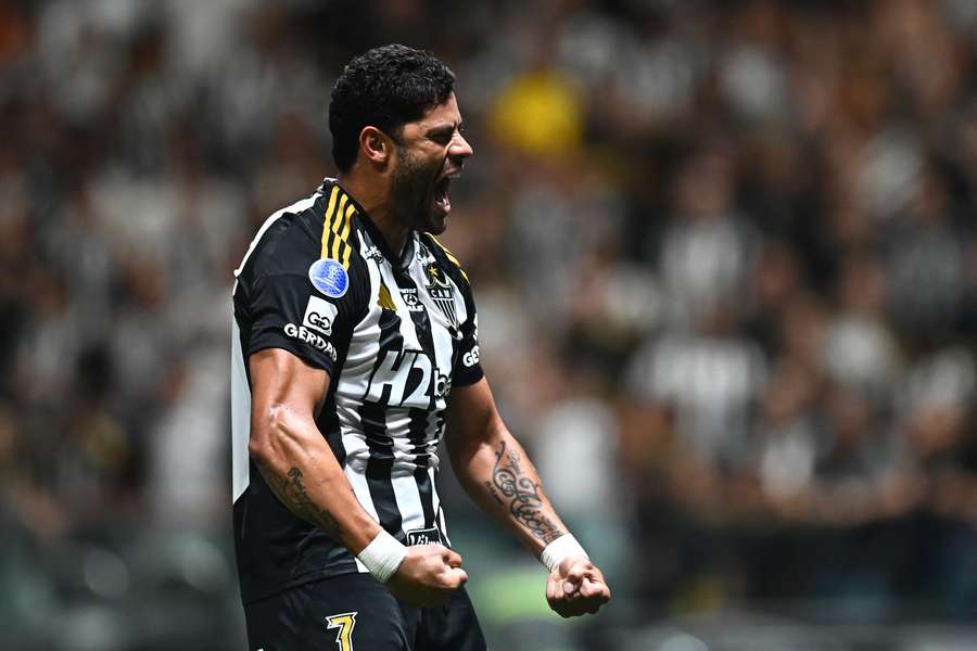 Hulk fez sua típica comemoração em frente à torcida Hulk fez sua típica comemoração em frente à torcida