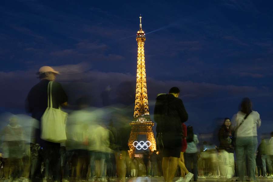 La Torre Eiffel, iluminada con los anillos olímpicos.