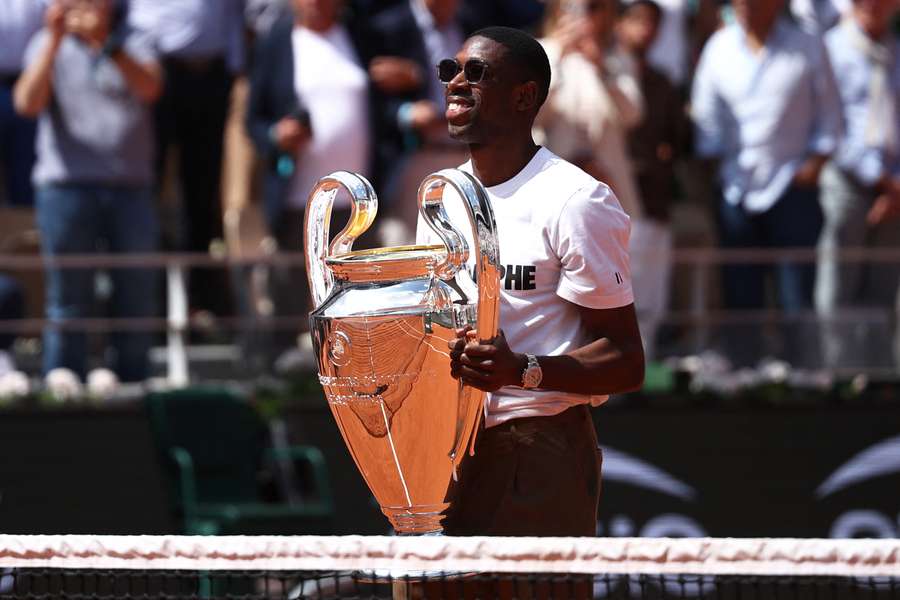 Ousmane Dembele mit der Champions-League-Trophäe.