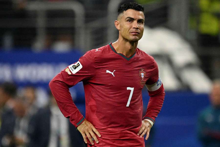 Ronaldo em lágrimas após a derrota de Portugal Ronaldo em lágrimas após a derrota de Portugal