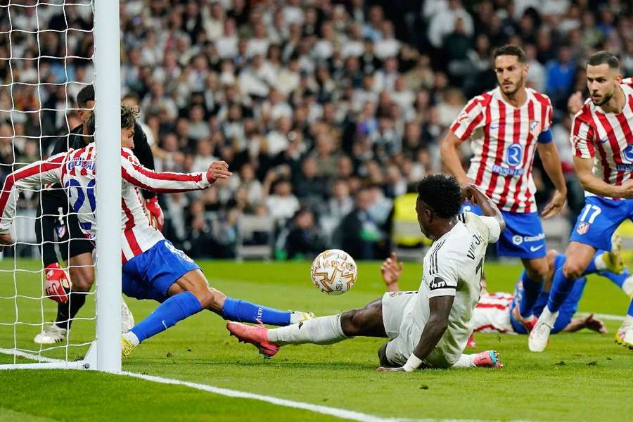 Giuliano, sacando un balón bajo palos