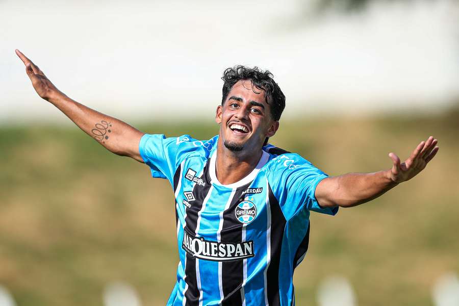 Iago Valeije fechou o placar com um golaço em Grêmio 3x1 Atlético de Alagoinhas