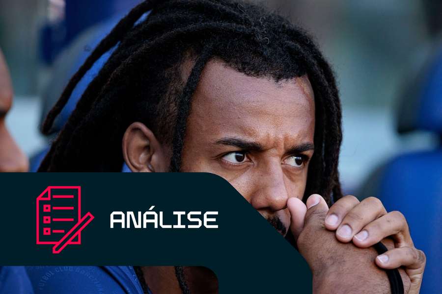 Jules Koundé, jogador do Barcelona, no banco durante o jogo contra o Levante
