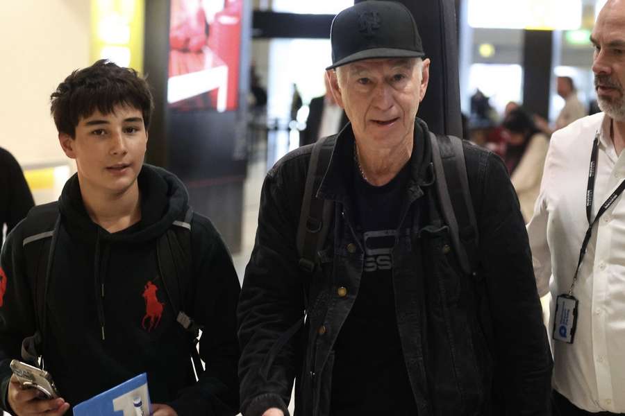 John McEnroe a dotěrný fanoušek na letišti v Melbourne.