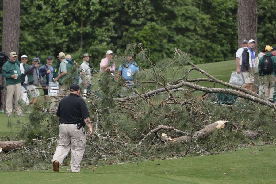 Tweede dag Masters stilgelegd door storm en vallende bomen