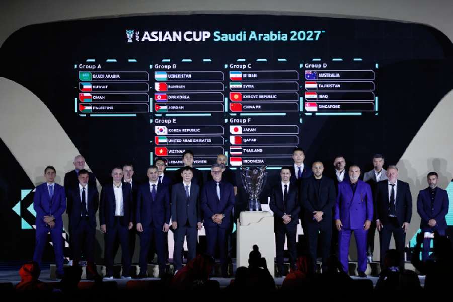 General view after the draw as the trophy is seen 