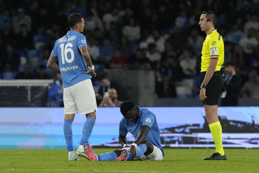 Benoit Badiashile si infortuna durante Napoli-Roma