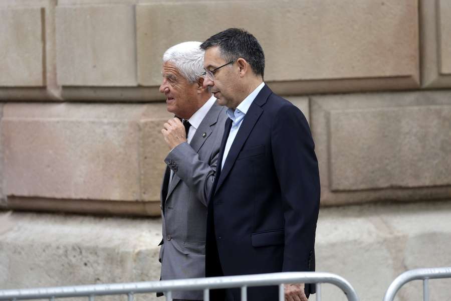 Bartomeu, en primer plano, será denunciado junto al Barcelona por la Fiscalía por corrupción en los negocios