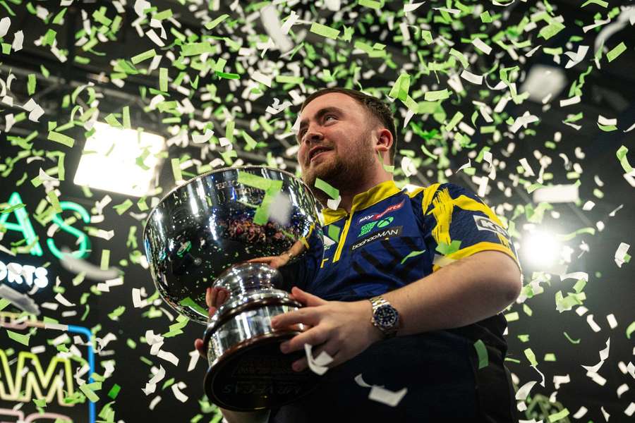 Littler mit seiner Siegertrophäe