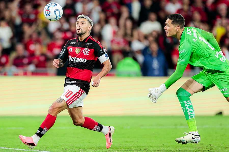 Arrascaeta está fora do duelo contra o Estudiantes