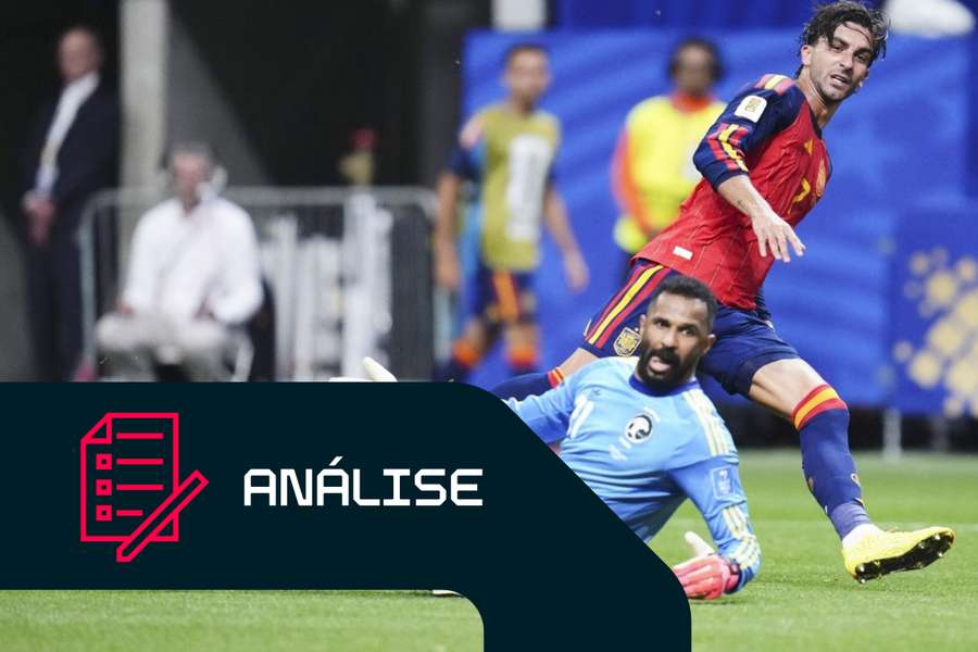 Ferran Torres no duelo com Mohammed Al-Owais no jogo frente à Arábia Saudita