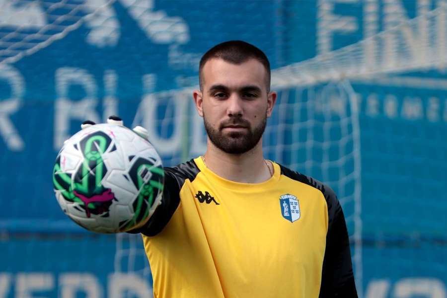 Nikola Bursac assinou até 2027 com o Vizela