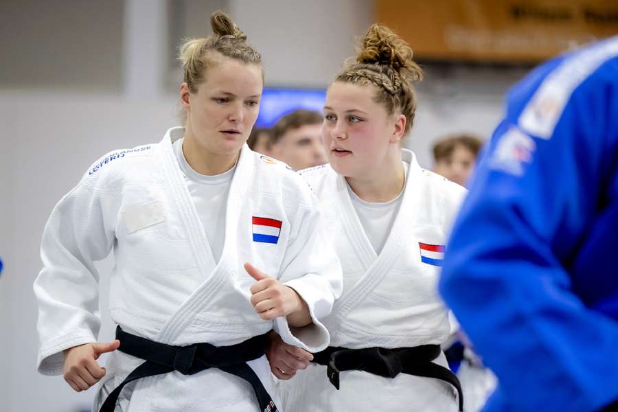Judoka's Sanne van Dijke (l) en Marit Kamps tijdens een training op Papendal