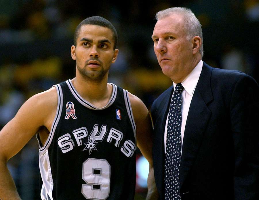 Tony Parker (l) met de coach van Spurs, Gregg Popovich, in 2002