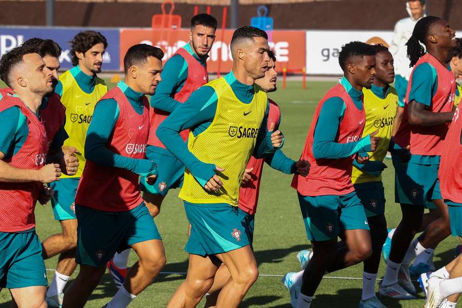 Ronaldo (m.) beim Training der portugiesischen Nationalmannschaft